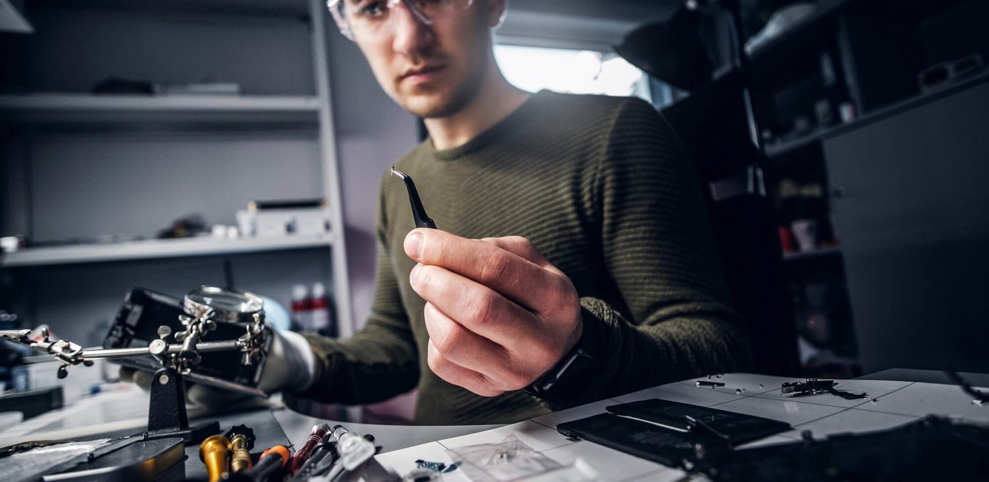 A bit forgetful? here’s how yu can reset your aApple id password electronic technician repair damaged smartphone in 2021 08 28 03 10 11 utc