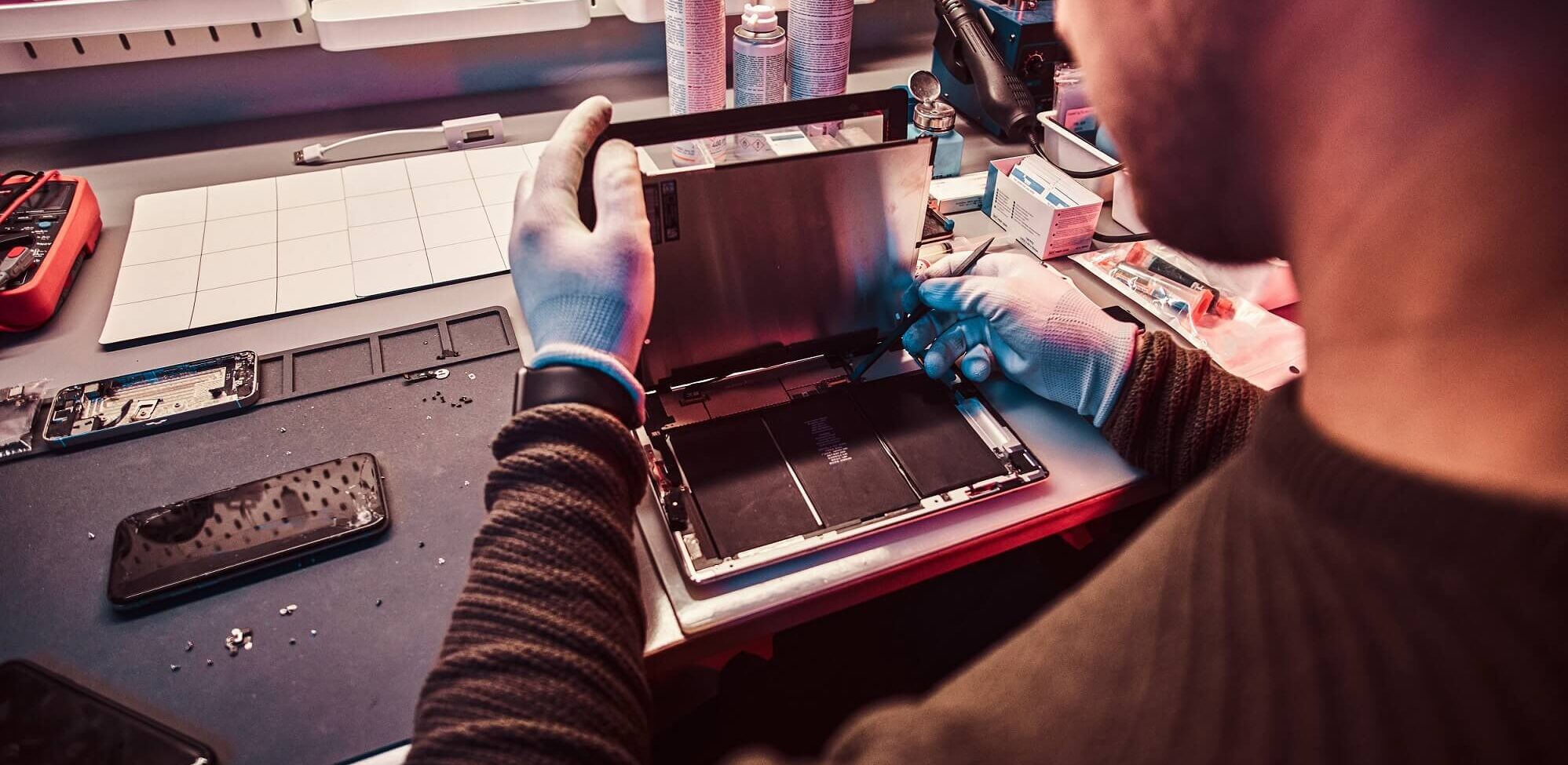 the technician repairs a broken tablet computer in 2021 08 28 03 10 18 utc